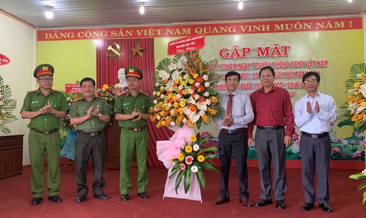 Lãnh đạo huyện Đạ Tẻh tặng hoa chúc mừng