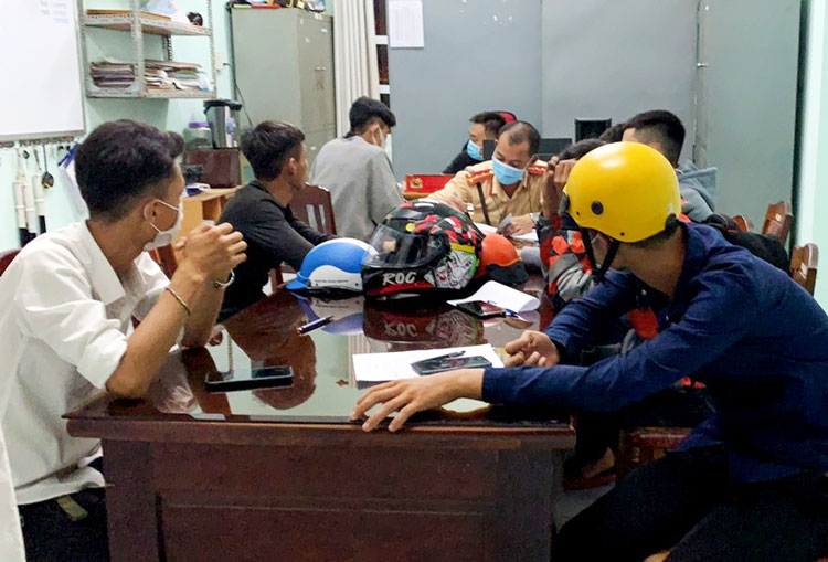 Các thanh, thiếu niên tụ tập đua xe bị triệu tập về trụ sở Công an huyện Đạ Huoai để xử lý theo quy định
