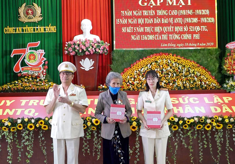 Tặng hoa và quà cho Mẹ Việt Nam Anh Hùng Đặng Thị Chi và thân nhân Anh Hùng Liệt sỹ Lâm Văn Thạnh