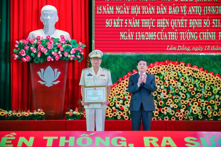 Chủ tịch UBND tỉnh Lâm Đồng Đoàn Văn Việt trao bằng khen của Bộ Công an tặng đại tá Lê Vinh Quy – Giám đốc Công an tỉnh