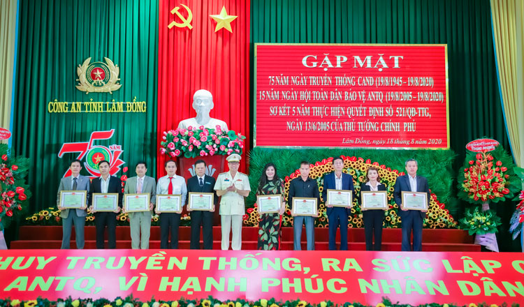 Đại tá Lê Vinh Quy - Giám đốc Công an tỉnh trao bằng khen