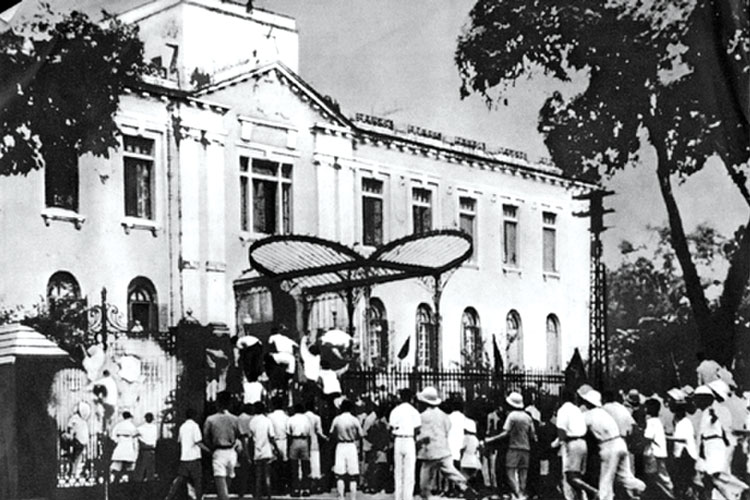 Ngày 19/8/1945, Tổng khởi nghĩa ở Hà Nội, các lực lượng quần chúng cách mạng đánh chiếm Bắc Bộ Phủ. Ảnh: Tư liệu
