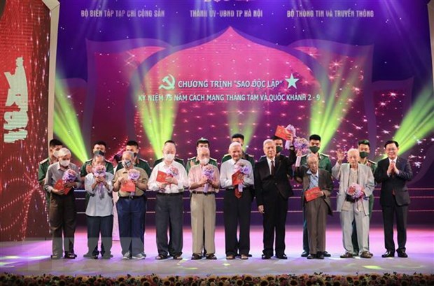 Ông Vương Đình Huệ, Ủy viên Bộ Chính trị, Bí thư Thành ủy Hà Nội tặng hoa các đồng chí lão thành cách mạng