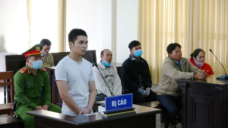 Bị cáo Trần Tiến Đạt nghe tòa tuyên án