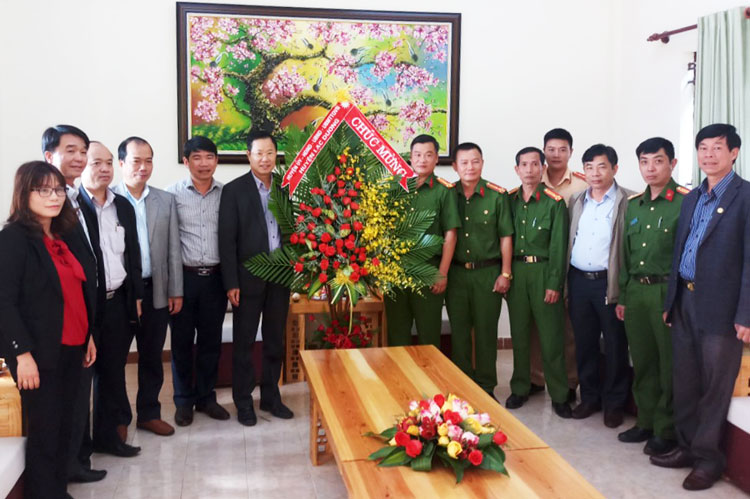 Lãnh đạo huyện Lạc Dương tặng hoa chúc mừng cán bộ, chiến sĩ Công an huyện