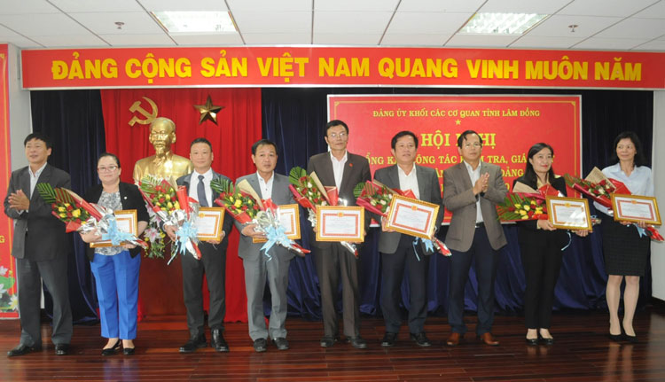 Ban Thường vụ Đảng ủy Khối Các cơ quan tỉnh Lâm Đồng tặng Giấy khen cho các tập thể, cá nhân đạt thành tích xuất sắc trong công tác kiểm tra, giám sát, nhiệm kỳ 2015 - 2020