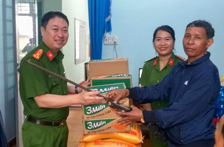 Công an huyện Đạ Huoai dùng gạo, mì tôm đổi vũ khí