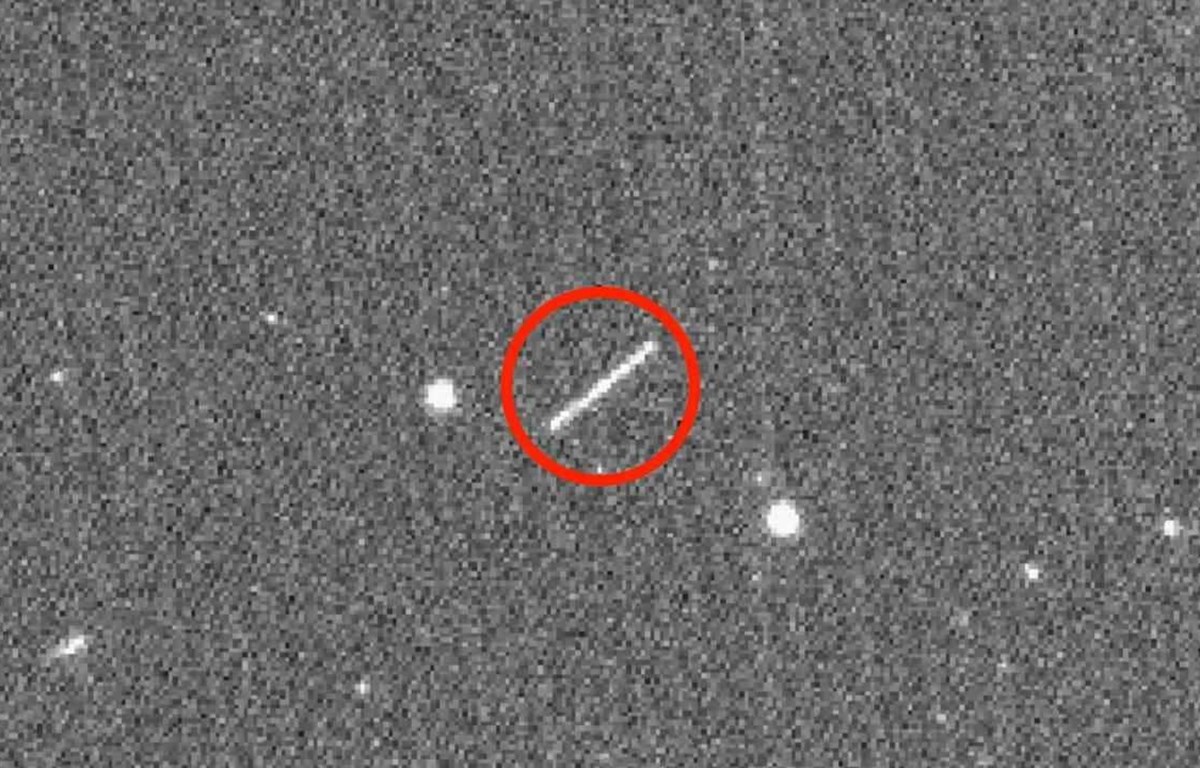 Vệt tròn ở trung tâm của hình ảnh này là tiểu hành tinh 2020 QG, đến gần Trái đất hơn bất kỳ tiểu hành tinh không va chạm nào khác được ghi nhận