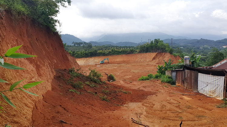 Bất chấp lệnh cấm, một đại công trường khai thác, san gạt đất trái phép trên Tỉnh lộ 721 (xã Đạ P'Loa, huyện Đạ Huoai) vẫn ngang nhiên hoạt động