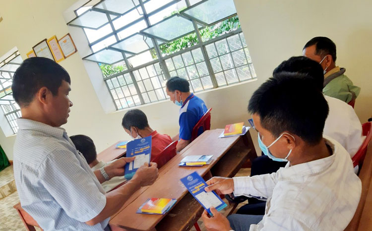 Phát hơn 30.000 tờ rơi tuyên truyền, giáo dục pháp luật tới người dân trên địa bàn TP Bảo Lộc
