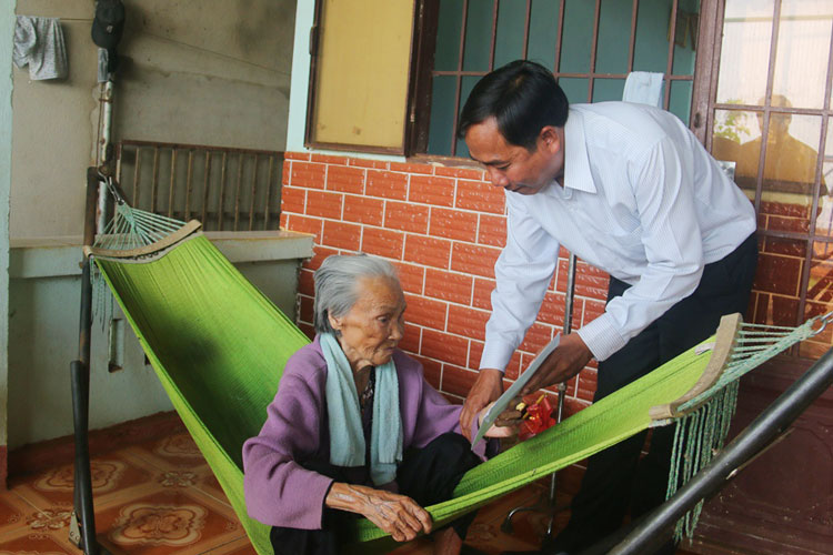 Bảo Lâm thăm, tặng quà Mẹ Việt Nam Anh hùng