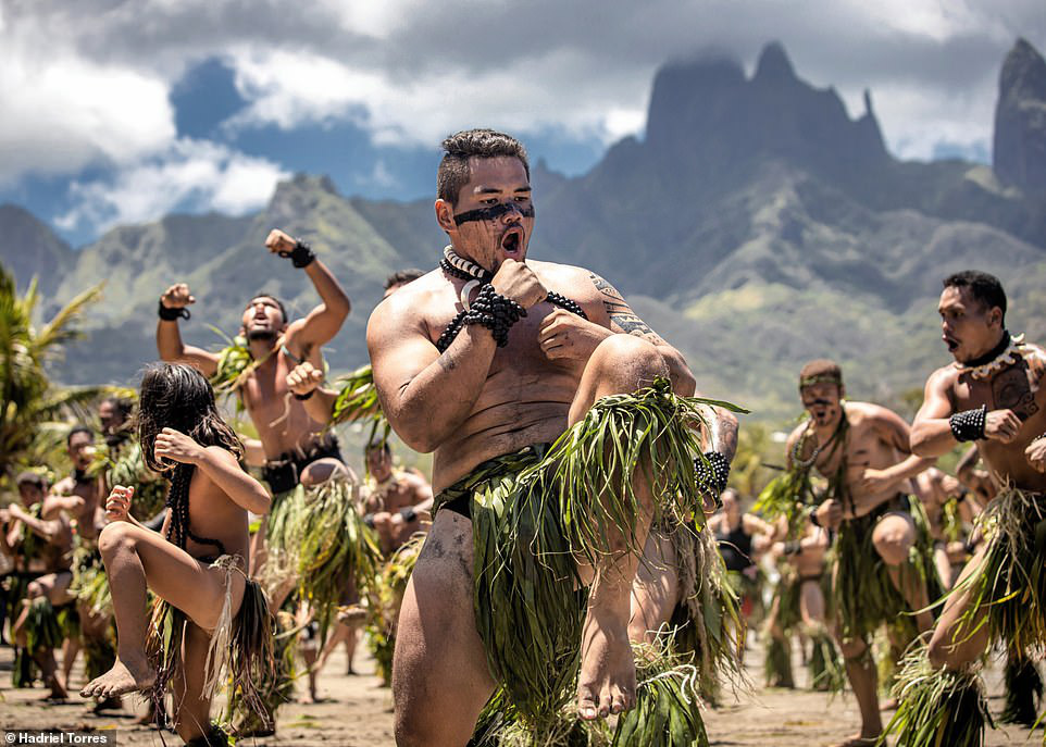 Hạng mục Con người gọi tên nhiếp ảnh gia Hariel Torres với bức ảnh chụp các vũ công biểu diễn trong lễ hội Matavaa trên đảo Ua Pou, quần đảo Marquesas thuộc Pháp. Vũ điệu vui nhộn này có tên là Haka, rất phổ biến trong văn hóa Maori. Điệu nhảy tập thể với các động tác chuyển động nhanh, mạnh mẽ tạo cảm giác sôi động thường được biểu diễn trong các lễ hội, những dịp chào đón khách quý hoặc ghi nhận thành tựu cộng đồng lớn