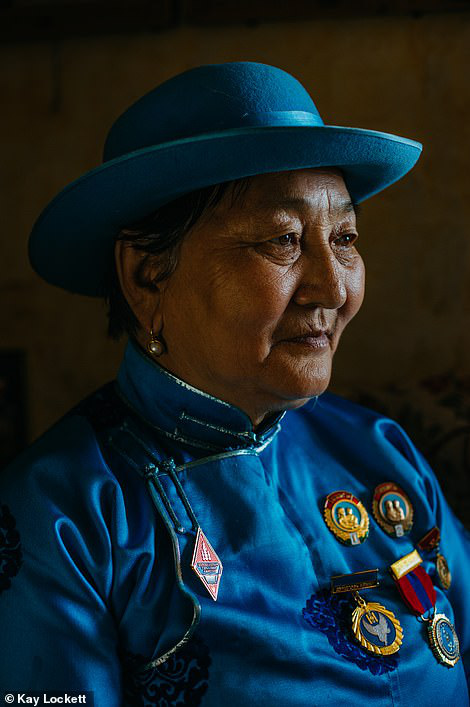 Bức chân dung do Kay Lockett chụp ở Mông Cổ. Người phụ nữ trong ảnh là Dugerjav - một bà mẹ của 8 người con và bà của 22 đứa cháu, sống ở Mông Cổ. Tại đất nước của những thảo nguyên xanh bát ngát thưa thớt dân cư, việc làm mẹ được coi là 