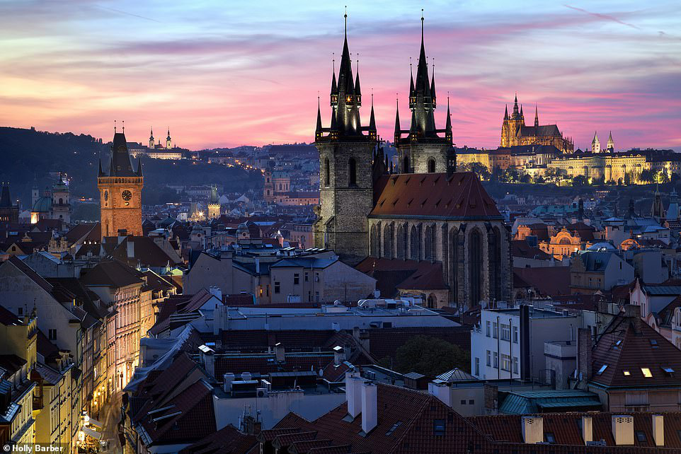 Bức ảnh của Holly Barber lọt vào danh sách hạng mục ảnh đô thị. Bức ảnh tuyệt đẹp chụp vào lúc hoàng hôn, cho thấy quang cảnh trên sân thượng của Nhà thờ Đức Mẹ trước Tyn ở Prague, cộng hòa Séc. Đây là một nhà thờ rất nổi tiếng được xây dựng theo kiến ​​trúc Gothic và là điểm tham quan du khách không thể bỏ qua khi đến khu phố cổ Prague