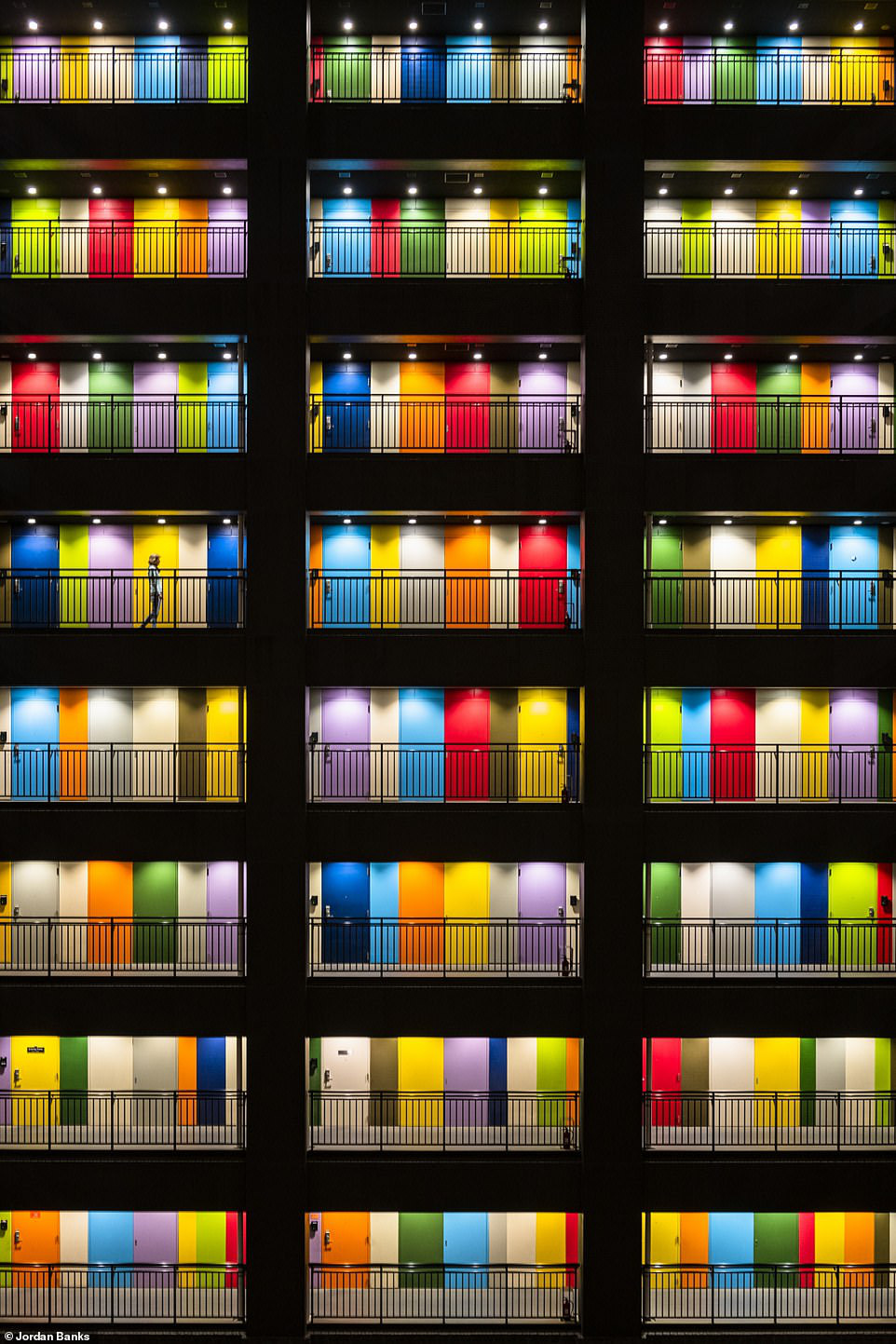 Hình ảnh đầy màu sắc này của nhiếp ảnh gia Jordan Banks, lọt vào chung kết ở hạng mục đô thị. Ảnh được chụp tại một trong những tòa nhà khu căn hộ tư nhân ở Odaiba, Tokyo, Nhật Bản. Đây là một khu phức hợp các tòa nhà cao tầng ven sông, cung cấp nhà ở và văn phòng cho thuê. Điểm thu hút chính của các tòa nhà là những cánh cửa đầy màu sắc, thu hút rất nhiều nhiếp ảnh gia đến chụp ảnh