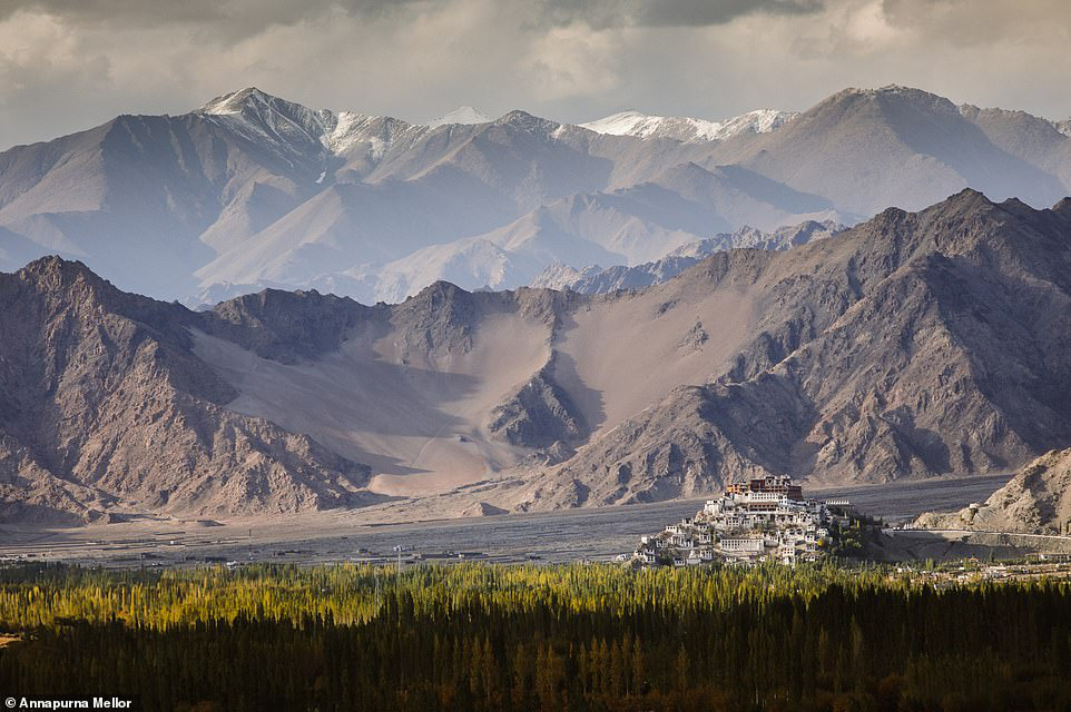 Bức ảnh về những ngọn núi hùng vĩ và Tu viện Phật giáo Thiksey ở vùng Ladakh của Ấn Độ của Annapurna Mellor lọt vào chung kết ở hạng mục phong cảnh