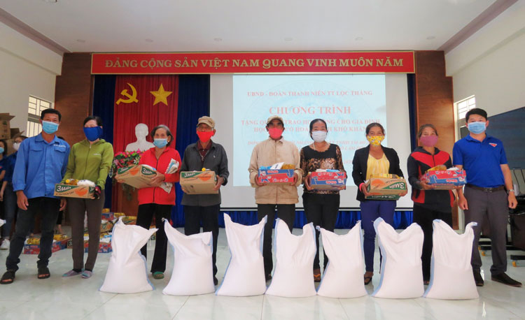 Công ty Trần Gia Phát và chính quyền địa phương trao quà cho các hộ khó khăn trên địa bàn thị trấn Lộc Thắng