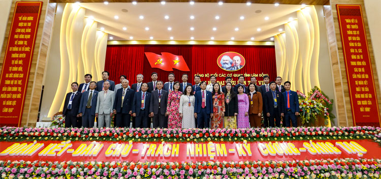 Ban Chấp hành Đảng bộ Khối các cơ quan tỉnh Lâm Đồng khóa VIII chụp hình lưu niệm với các đại biểu