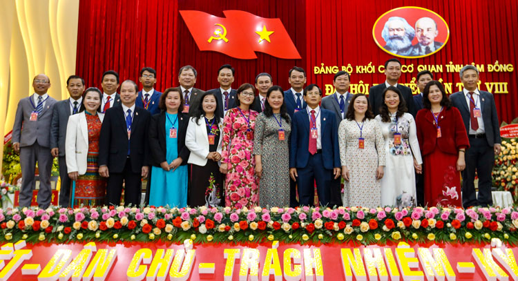 Đoàn đại biểu đi dự Đại hội Đại biểu Đảng bộ tỉnh Lâm Đồng lần thứ XI ra mắt tại Đại hội