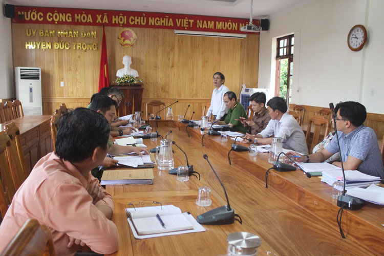 Đồng chí Nguyễn Văn Cường - Chủ tịch UBND huyện Đức Trọng, báo cáo tại buổi làm việc với đoàn thanh tra của Công an tỉnh