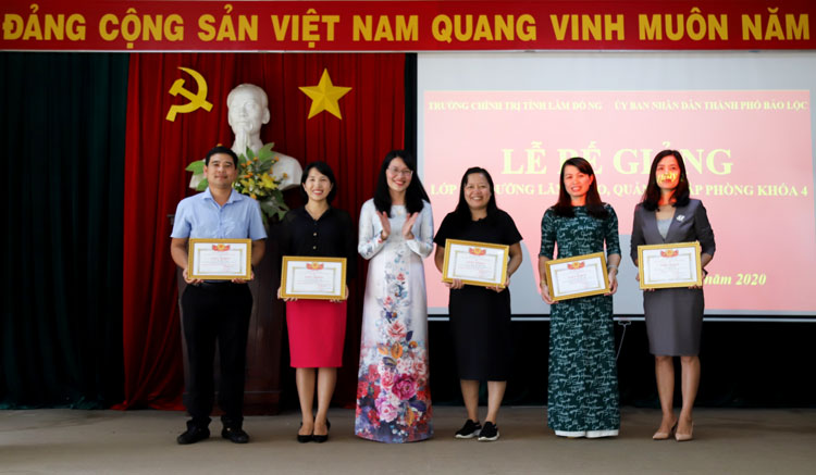 Đồng chí Lê Thị Thắm - Phó Hiệu trưởng Trường Chính trị Lâm Đồng trao giấy khen cho các học viên có thành tích xuất sắc trong học tập và quản lý lớp học