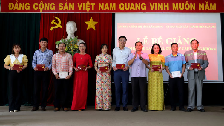 Đồng chí Nguyễn Văn Khắc - Trưởng Ban Tổ chức Thành ủy Bảo Lộc trao chứng chỉ cho các học viên