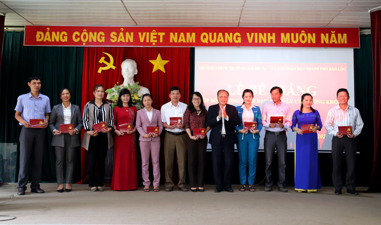 Ông Phan Văn Cương - Phó Chủ tịch UBND TP Bảo Lộc trao chứng chỉ cho các học viên