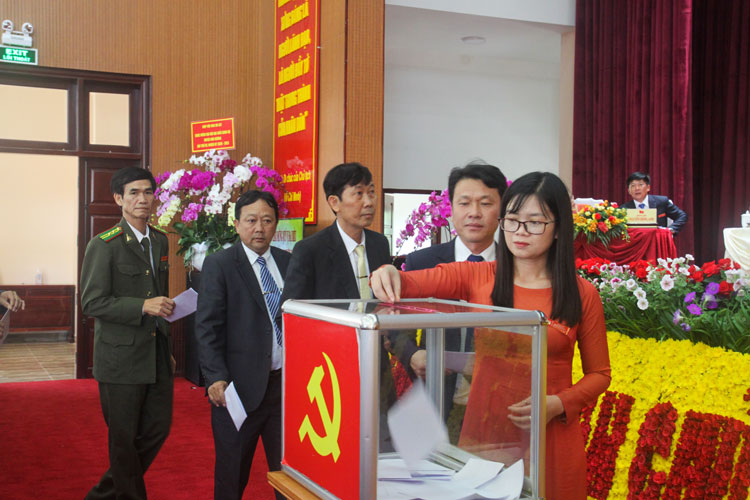 Đồng chí Trương Văn Tùng được bầu giữ chức Bí thư Huyện ủy Đơn Dương khóa XII