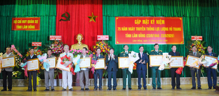 Trao Huân chương Bảo vệ Tổ quốc của Chủ tịch nước cho các đồng chí nguyên là cán bộ chỉ huy các đơn vị quân đội trên địa bàn tỉnh Lâm Đồng
