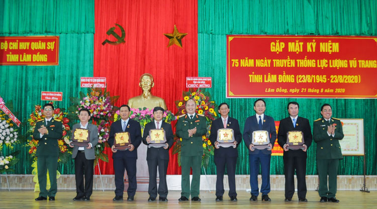 Trao Kỷ niệm chương Vì sự nghiệp xây dựng Quân đội Nhân dân Việt Nam của Bộ trưởng Bộ Quốc phòng cho các đồng chí lãnh đạo tỉnh Lâm Đồng