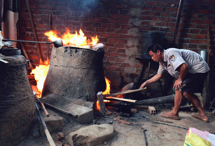 Lò nấu đồng của làng nghề Phú Lộc luôn đỏ lửa trong hàng trăm năm nay