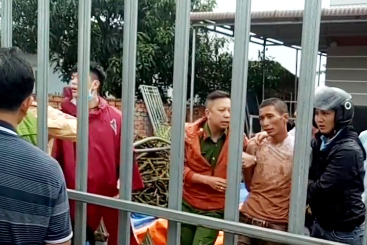 Nguyễn Quang Thoại (thứ 2 từ phải qua) bị công an khống chế bắt gọn sau gần 2 giờ gây án