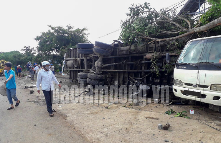 Sau khi tông hàng loạt cây xanh và một chiếc xe đậu bên đường, chiếc xe tải bị lật nghiêng đè một người tử vong