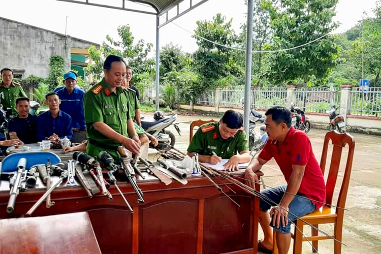 Người dân huyện Cát Tiên tình nguyện giao nộp VK-VLN-CCHT cho cơ quan công an