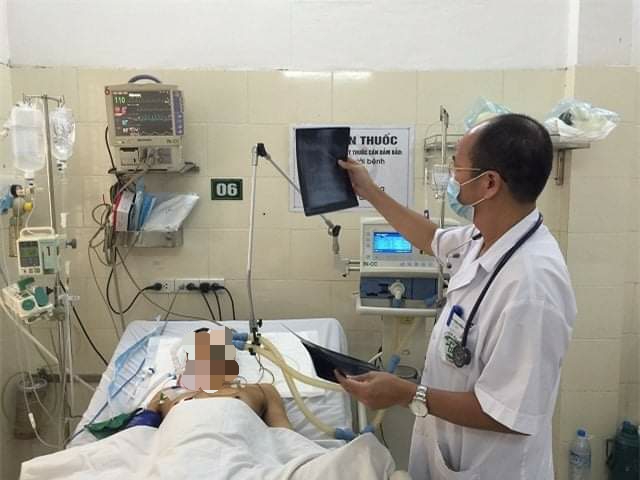 Bác sĩ thăm khám cho bệnh nhân điều trị tại Trung tâm Bệnh Nhiệt đới