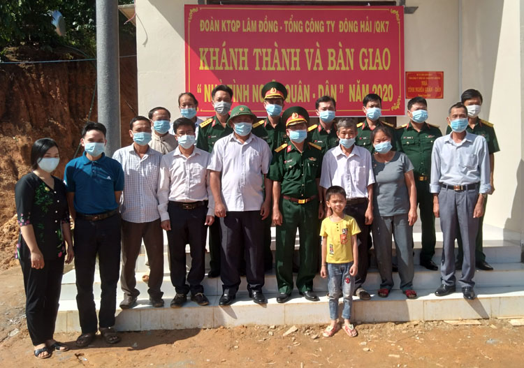 Lãnh đạo Đoàn Kinh tế Quốc phòng Lâm Đồng và huyện Đam Rông trao tặng nhà “Nghĩa tình quân – dân” cho hộ ông Nguyễn Quang Nhất