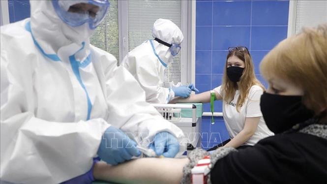 Nhân viên y tế tiêm vaccine ngừa COVID-19 cho người dân tại Nga