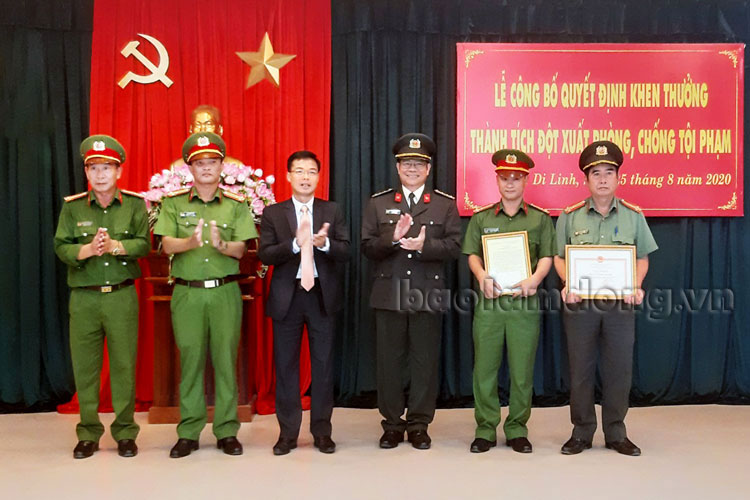 Đại tá Lê Vinh Quy - Giám đốc Công an tỉnh và Bí thư Huyện uỷ Di Linh Đinh Văn Tuấn trao giấy khen cho các tập thể và cá nhân