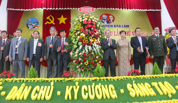 Đồng chí Trần Văn Hiệp - Phó Bí thư Tỉnh ủy và các đồng chí trong Ban Thường vụ Tỉnh ủy tặng hoa chúc mừng Đại hội 