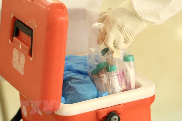 Nhân viên y tế lấy mẫu xét nghiệm bằng phương pháp RT - PCR cho người về từ Đà Nẵng