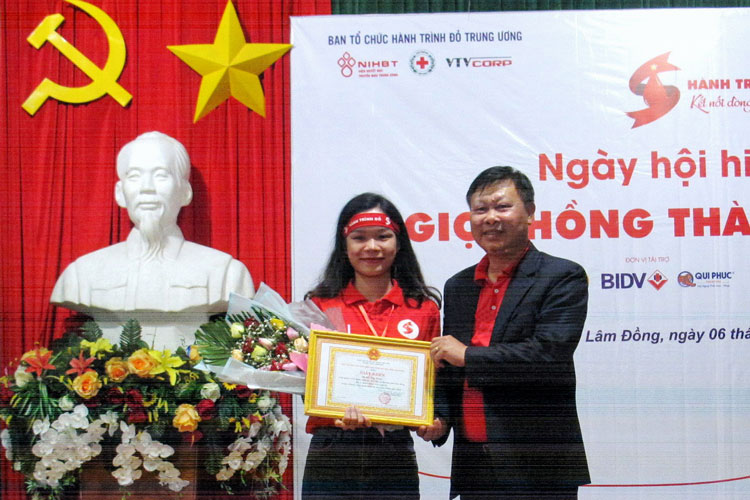 Chủ tịch Hội CTĐ tỉnh trao giấy khen cho cô Đỗ Thị Thúy - Trưởng ban Điều phối Hành trình đỏ, Chủ nhiệm CLB Hành trình đỏ - Kết nối yêu thương Lâm Đồng