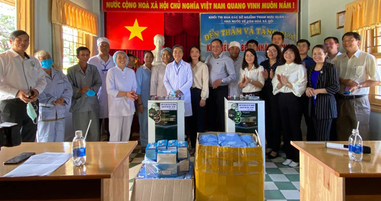 Đoàn công tác trao tặng hai bình nước uống nóng lạnh, màn tuyn, khẩu trang cho Khu điều trị phong Di Linh