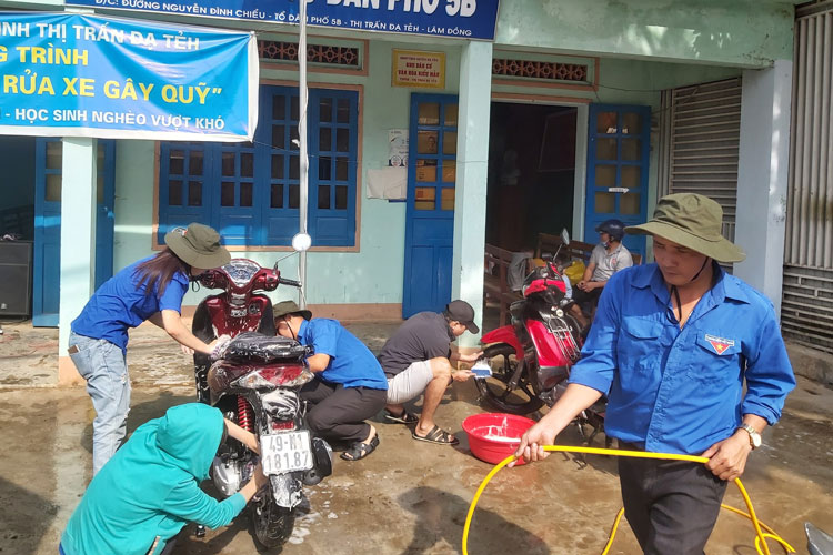Đoàn viên, thanh niên tranh thủ ngày thứ Bảy, Chủ nhật rửa xe để gây quỹ giúp cho học sinh khó khăn tại thị trấn Đạ Tẻh
