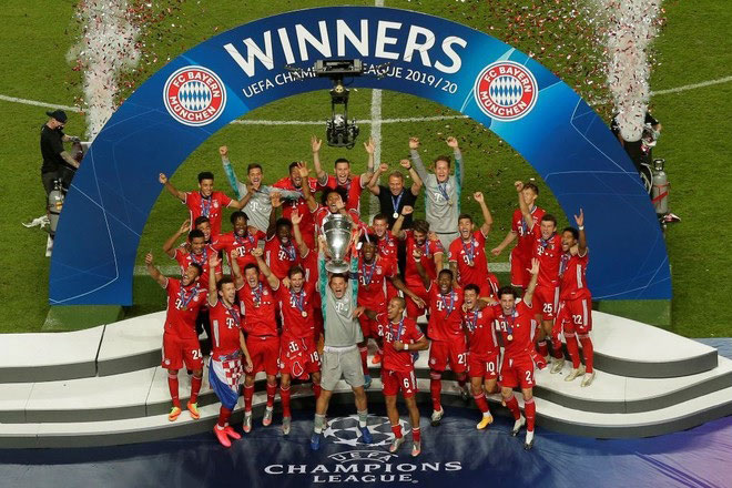 Các cầu thủ Bayern Munich ăn mừng chức vô địch Champions League trong sân vận động không khán giả tại Lisbon, Bồ Đào Nha