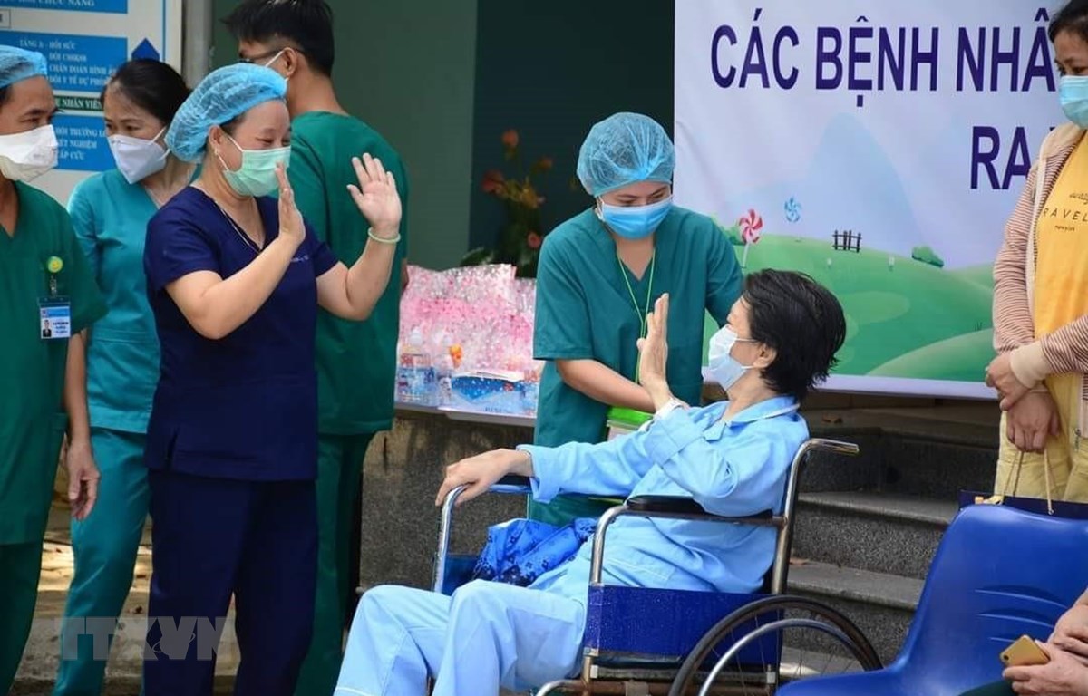 Bệnh nhân được công bố khỏi bệnh tại Bệnh viện dã chiến Hòa Vang (Đà Nẵng) chào tạm biệt y, bác sỹ trước khi trở về nhà