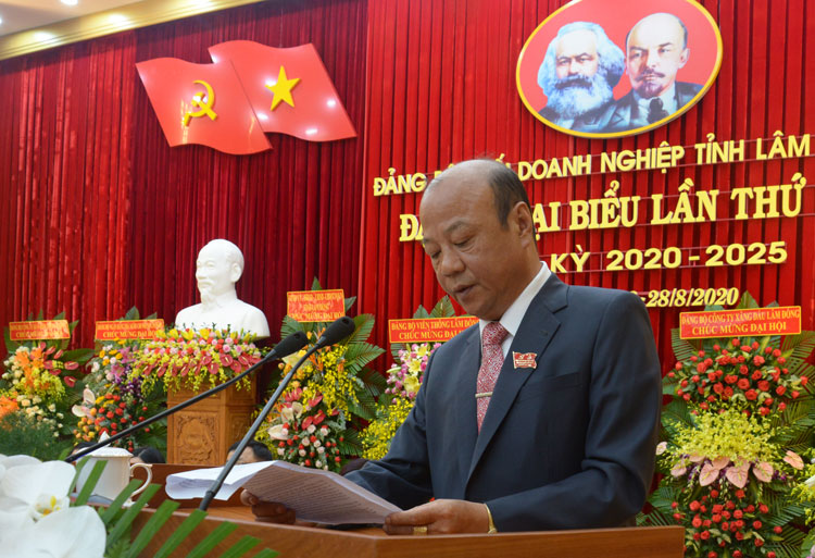 Đồng chí Trần Tưởng – Bí thư Đảng uỷ Khối Doanh nghiệp đọc diễn văn khai mạc Đại hội