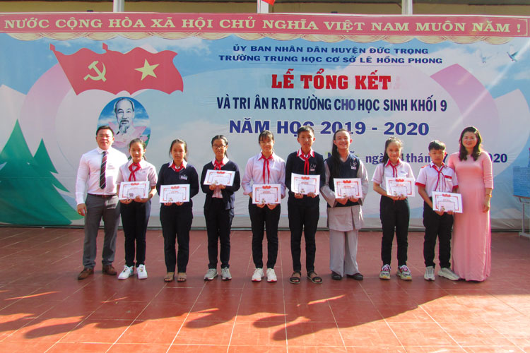 Các em học sinh xuất sắc được khen thưởng tại Lễ tổng kết năm học 2019-2020