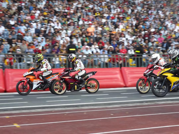 Giải đua xe môtô dịp Quốc khánh hằng năm tại sân vận động Cần Thơ thu hút hàng chục ngàn khán giả đến xem