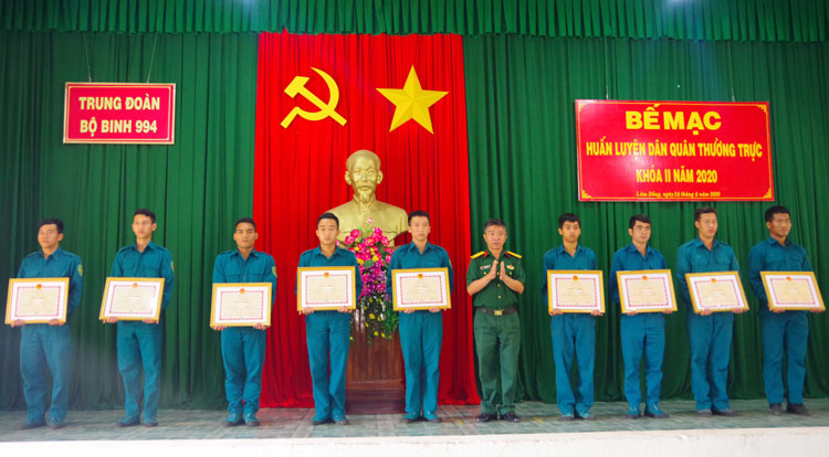 Khen thưởng các chiến sỹ dân quân thường trực đạt thành tích xuất sắc trong học tập và huấn luyện