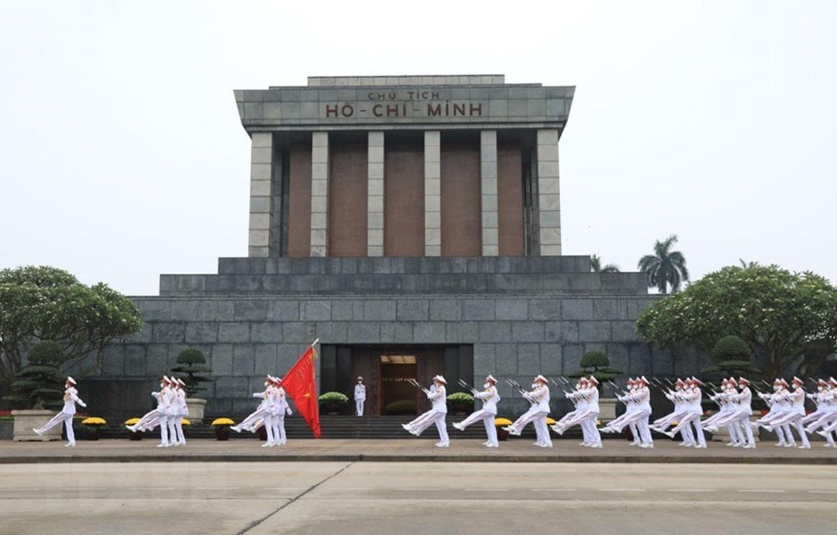 Đội tiêu binh diễu hành trước Lăng Chủ tịch Hồ Chí Minh. (Ảnh: Thành Đạt/TTXVN)
